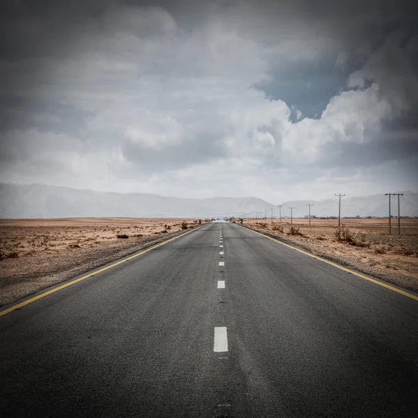 Ürdün 'deki Wadi Rom Çölü' nün ortasında ıssız bir yol.. — Stok fotoğraf