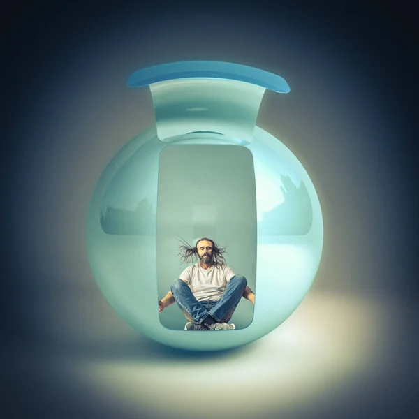 Человек с длинными волосами, сидящий внутри сферы медитирует — стоковое фото