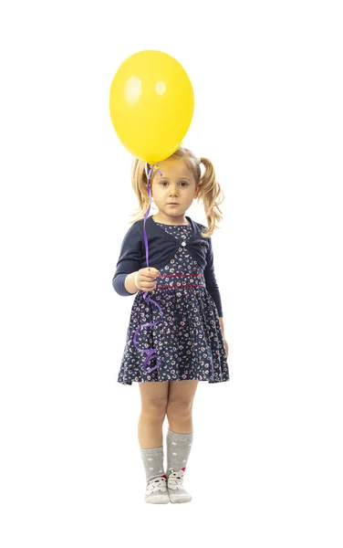 Menina loira segurando balão amarelo — Fotografia de Stock