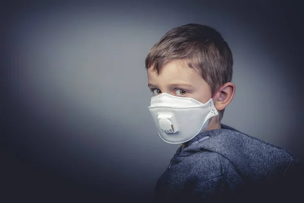 Jongen draagt een beschermend medisch masker — Stockfoto