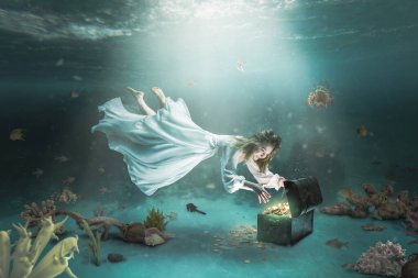 Uzun beyaz elbiseli bir kadın okyanusun altında yüzer ve altın sikke dolu bir hazine sandığı bulur. Macera, zenginlik ve başarı kavramı.