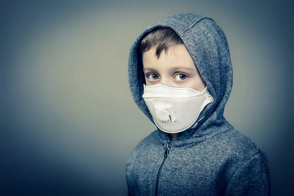 Portret Van Een Jarige Blanke Jongen Met Een Beschermend Masker — Stockfoto