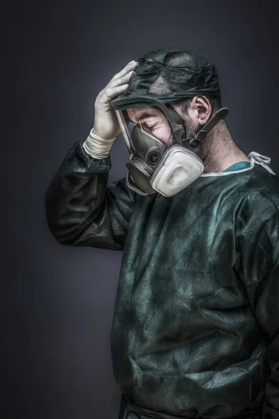 Ritratto Medico Con Protezioni Maschera Con Filtri Che Gli Tengono — Foto Stock