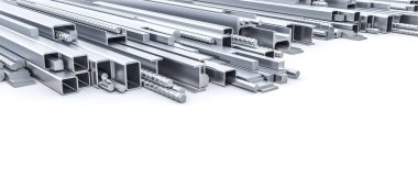 Beyaz arka planda inşaat için metal profiller. Endüstri ve üretim ürünleri. 3D görüntüleme, yatay biçimin etrafında kimse yok.