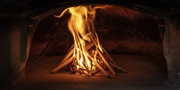 Rozpalanie Ognia Wewnątrz Tradycyjnego Pieca Opalanego Drewnem Przygotowania Neapolitańskiej Pizzy — Zdjęcie stockowe