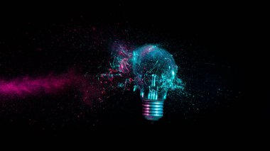 Geleneksel bir elektrik ampulünün patlaması. Çarpışma anında yüksek hızda ateş edilmiş. Yaratıcılık ve kırılganlık kavramı.