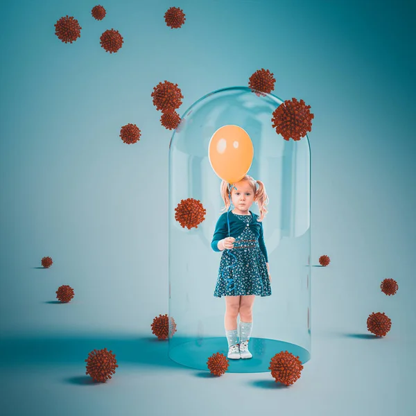 풍선을 소녀는 유리종으로 보호받으며 코로나 바이러스를 상징하는 바이러스에 둘러쌓여 건강을 — 스톡 사진