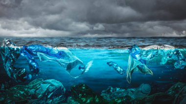 Plastik şişeler ve çeşitli su altı atıkları. Bulutlu gökyüzü. Ekoloji ve çevresel felaket kavramı. Somut atık sorunu.