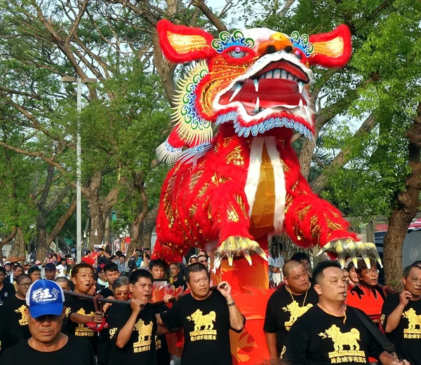 La processione del leone del fuoco nel sud di Taiwan — Foto Stock