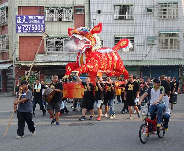 La procession du lion de feu dans le sud de Taiwan — Photo