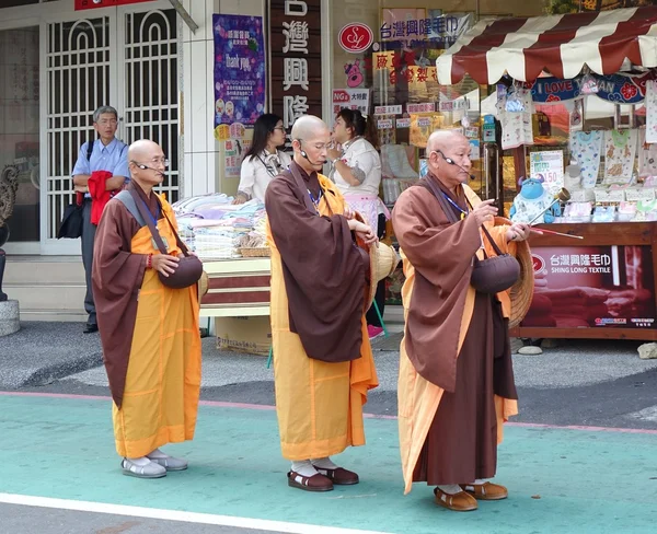 Three Buddhist Monks Chant Scriptures — Stock Photo, Image