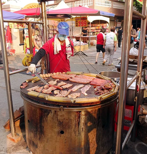 Vaření masa a vajec na obrovské grilu — Stock fotografie