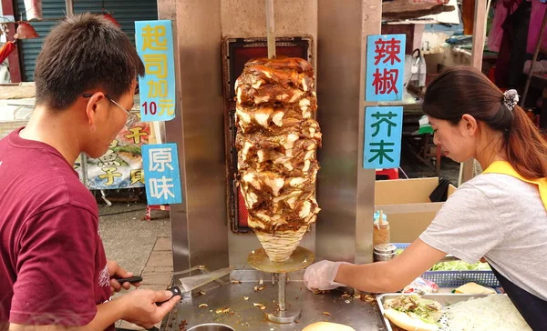 Příprava Shawarma maso v chleba housky — Stock fotografie