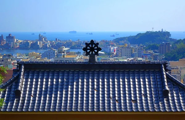 Templo telhado e Kaohsiung Porto — Fotografia de Stock