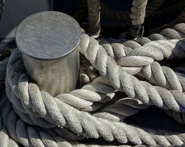 Poteau d'amarrage avec une corde épaisse — Photo