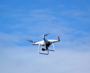 Bir kamera dron mavi gökyüzü karşı