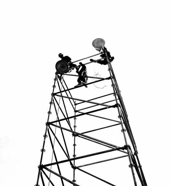 Silhouette of Workers Setting Up Lights — Stock Photo, Image