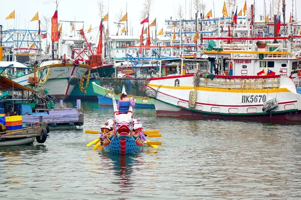 Ein Drachenboot in einem taiwanesischen Fischerhafen — Stockfoto