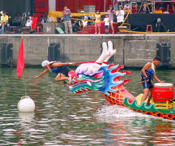 Reaching the Finishing Line in the Dragon Boat Races — Stock Photo, Image
