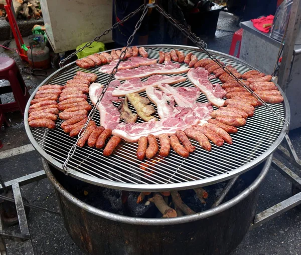 Grande installazione barbecue all'aperto — Foto Stock