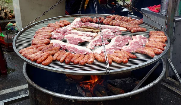 Gran instalación de barbacoa al aire libre — Foto de Stock