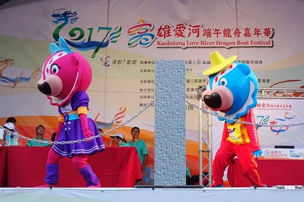 Le mascotte eseguono canzoni cinesi — Foto Stock