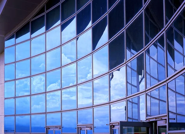 Modern byggnad fasad med reflektion — Stockfoto