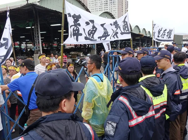 示威者抗议有争议的新道路 — 图库照片