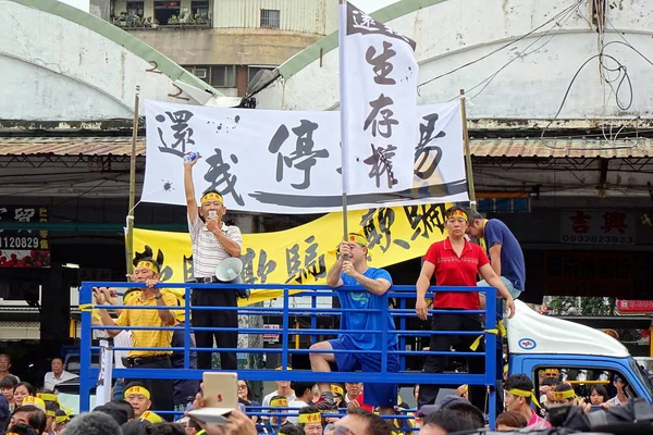 Manifestantes protestan por un nuevo camino controvertido — Foto de Stock