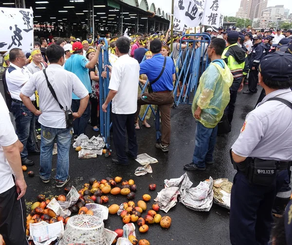 Manifestantes protestan por un nuevo camino controvertido — Foto de Stock