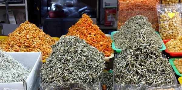 말린 물고기 및 새우 판매 — 스톡 사진