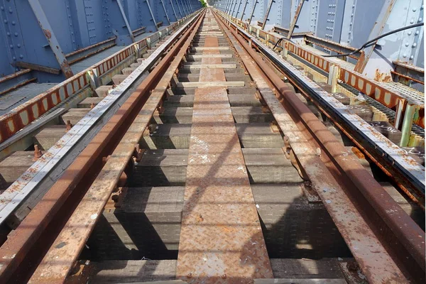 Viejo puente ferroviario oxidado —  Fotos de Stock