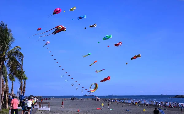 Cometas coloridas durante el festival de playa —  Fotos de Stock