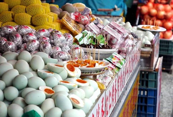 卖咸的鸭蛋，鸡蛋和皮蛋 — 图库照片