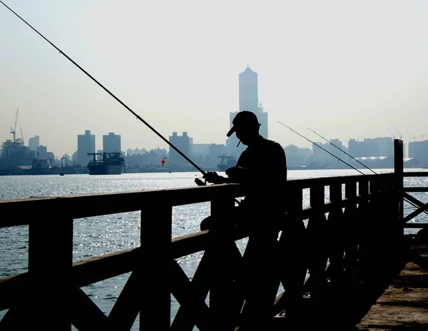 Sportfiskaren i the port city i Kaohsiung — Stockfoto