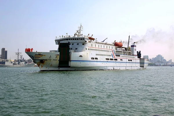 Grande navio de ferry deixa o porto de Kaohsiung — Fotografia de Stock
