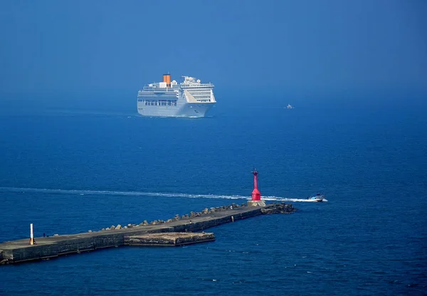 高雄港に入る大型クルーズ船 — ストック写真