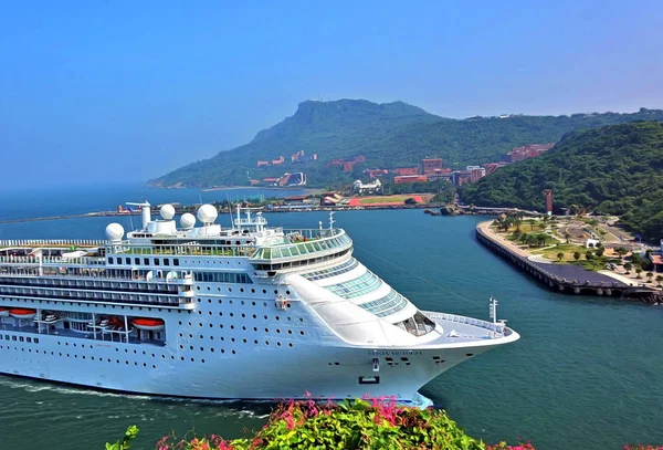 La grande nave da crociera entra nel porto di Kaohsiung — Foto Stock