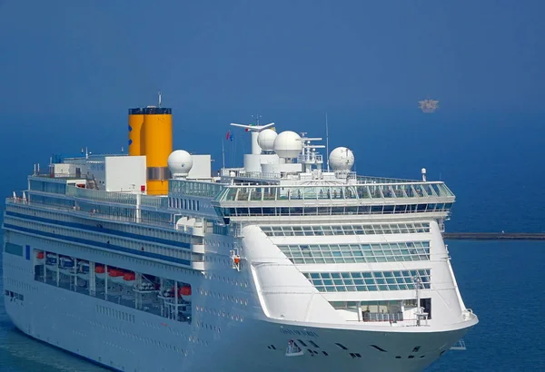 Groot cruiseschip invoert haven Kaohsiung — Stockfoto