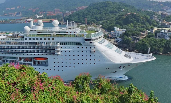 Großes Kreuzfahrtschiff läuft in Hafen von Kaohsiung ein — Stockfoto