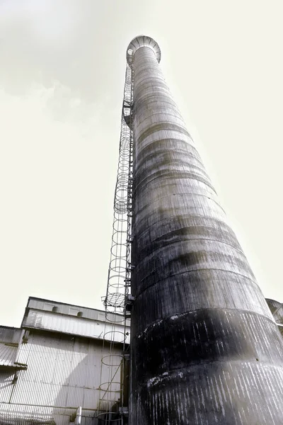 旧工厂的烟囱 — 图库照片