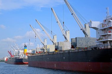 Vinçler yükleme ile büyük gemiler