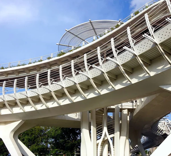 Bicicleta moderna y paso elevado peatonal —  Fotos de Stock