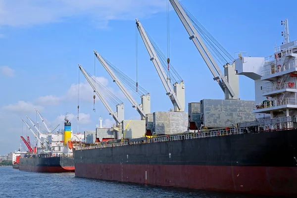 Vinçler yükleme ile büyük gemiler