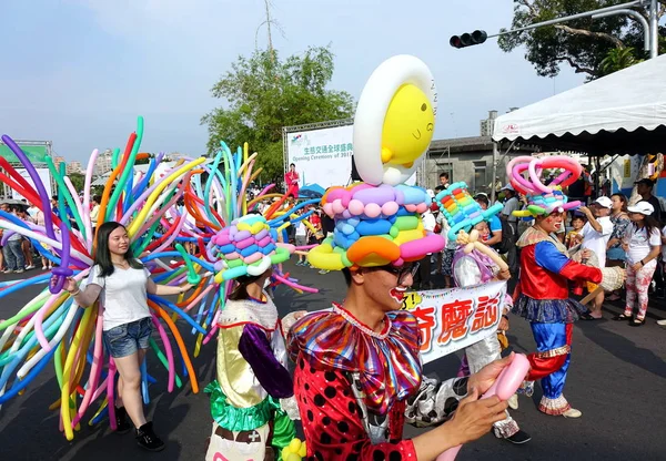 Artistas de balão se juntam a um desfile de rua — Fotografia de Stock