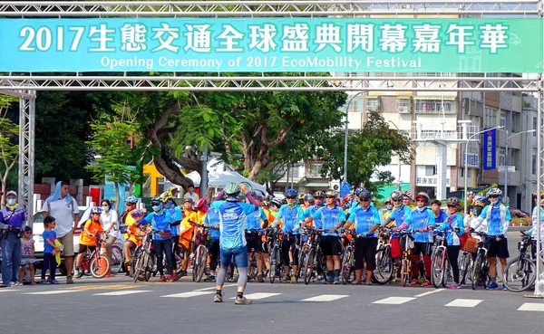 Equipo de ciclistas se unen al desfile —  Fotos de Stock