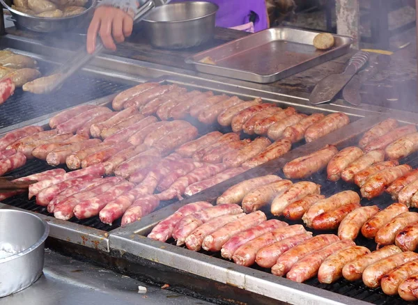 Embutidos hechos a mano en la parrilla — Foto de Stock