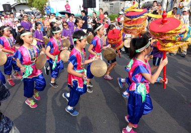 Bir çocuk perküsyon grubu