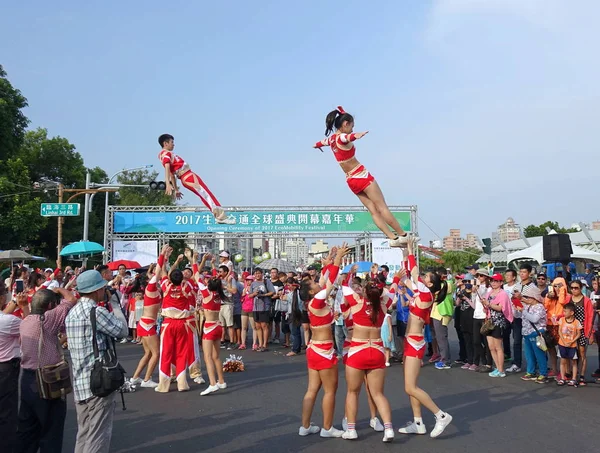 Cheerleaders wykonać akrobatyka — Zdjęcie stockowe
