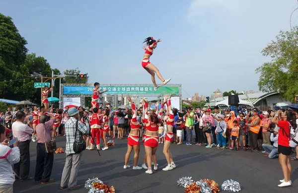 Cheerleaders utföra akrobatik — Stockfoto